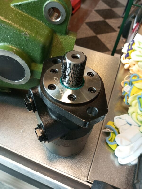 Silnik hydrauliczny 667SMR250 SMR-250/OMR-250 Fi-25 do przekładni,G1/2", wyd.252.6cm3/obr.