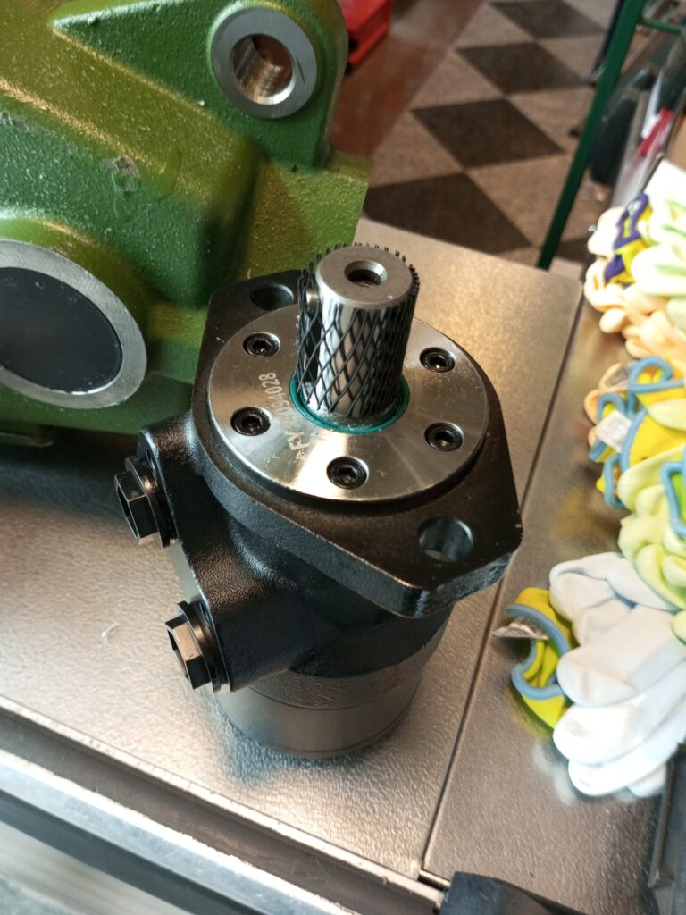 Silnik hydrauliczny 667SMR250 SMR-250/OMR-250 Fi-25 do przekładni,G1/2", wyd.252.6cm3/obr.