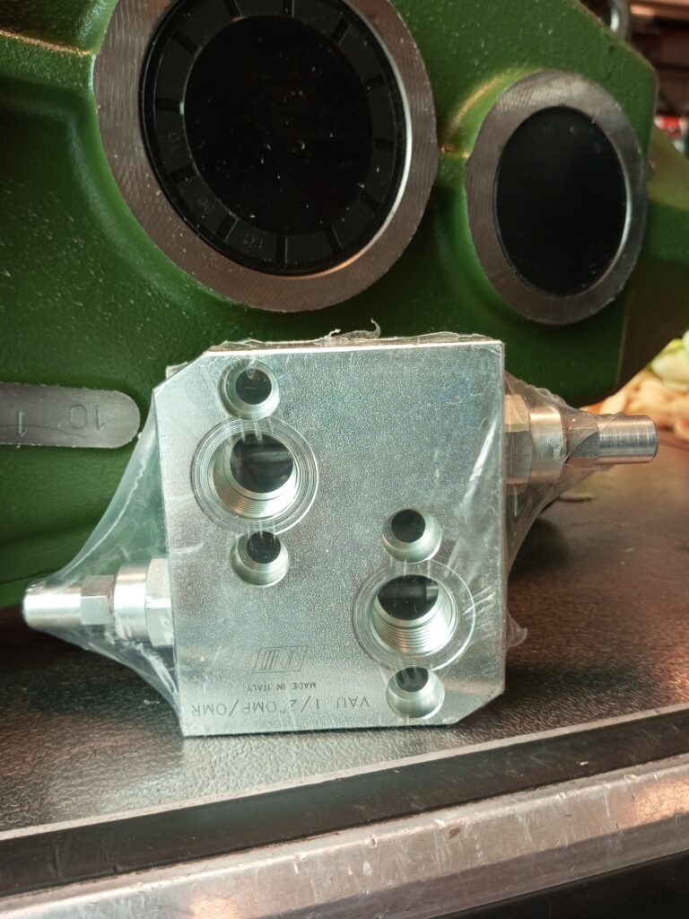 Zawór krzyżowy VAU, OMP/OMR;1/2", 60l przepływ, zakres reg.:10-180 bar; do silnika omr/omp C056V0500